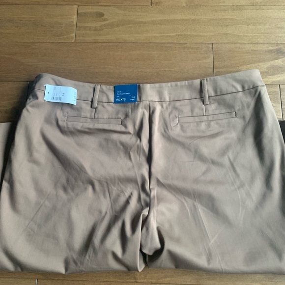 NWT Mid-rise Capris - fitted through the hip and thighs! - Picture 3 of 7